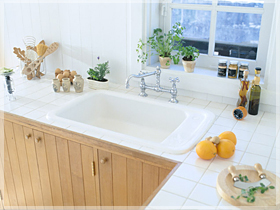 キッチンの排水口のつまりは、油カスなどの長年の汚れの蓄積が原因です。